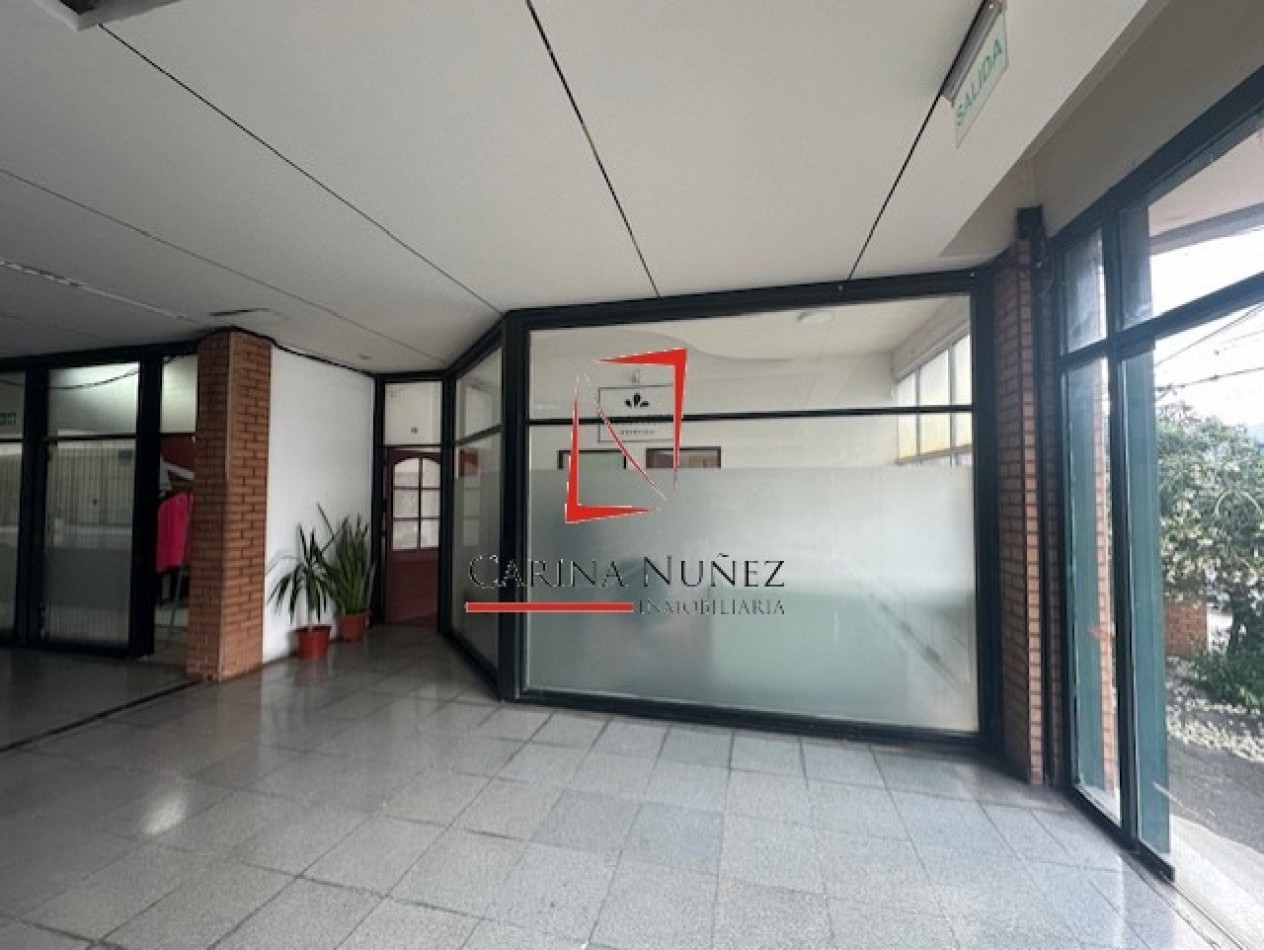 LOCAL COMERCIAL EN POSTO 20